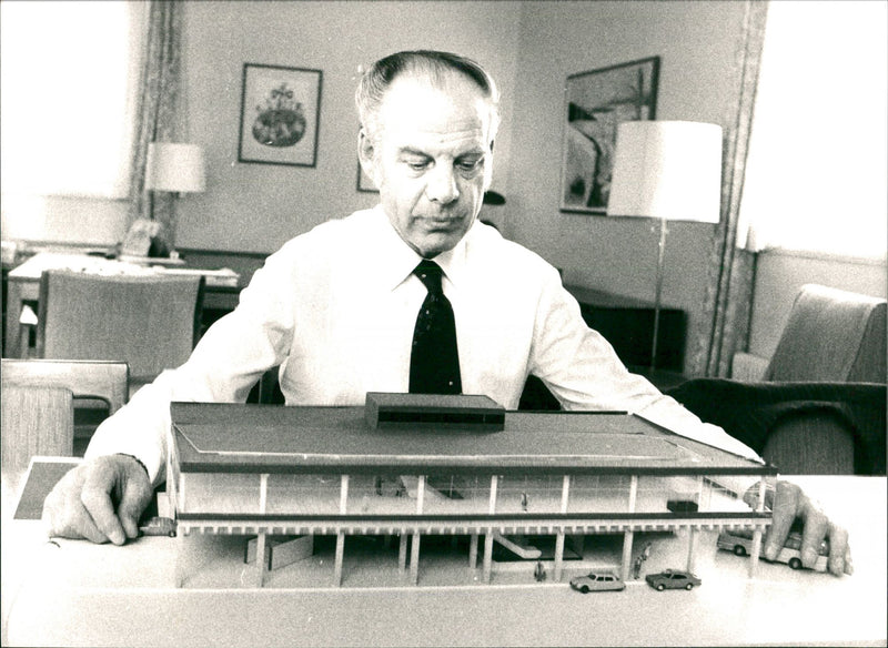 The Finance County Council Knut Nilsson is studying the model of the future terminal. - Vintage Photograph