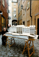Architect Erik von Matern shows the model of houses with Nilsson's facade in the middle. - Vintage Photograph