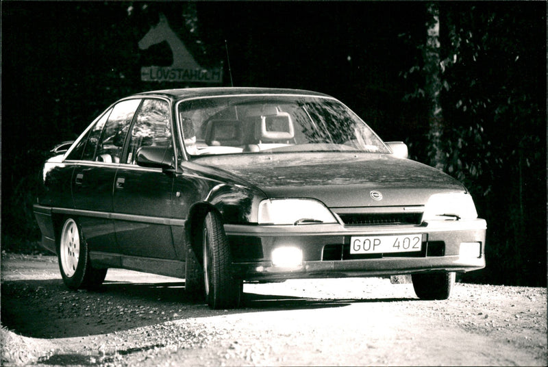 The cars: Opel Omega 3000 1988 - Vintage Photograph