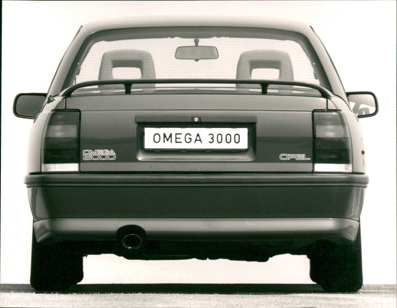 The cars: Opel Omega 3000 - Vintage Photograph