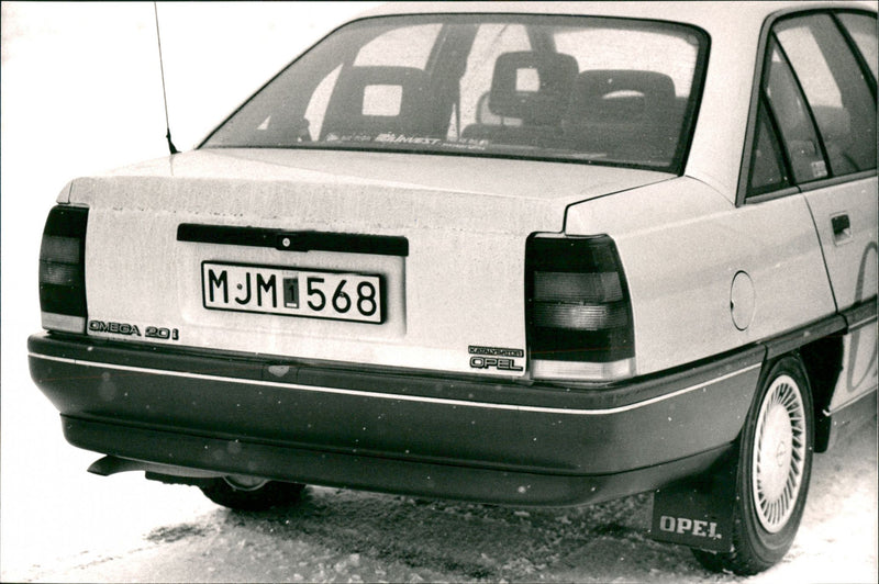 The cars: Opel Omega 1987 - Vintage Photograph