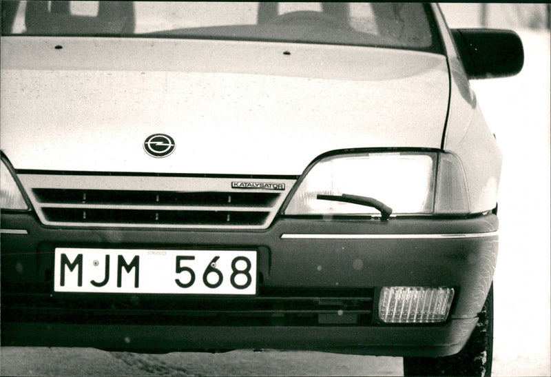 The cars: Opel Omega 1987 - Vintage Photograph