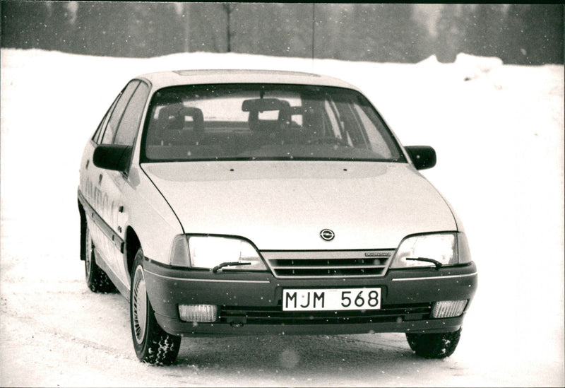 The cars: Opel Omega 1987 - Vintage Photograph