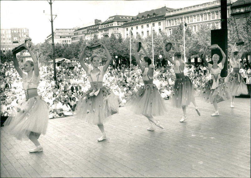 1999 FESTIVAL GAME VAGANOVA SCHOOL ANUERSKAITERSAND ENJOY OLMERS GATHERED - Vintage Photograph