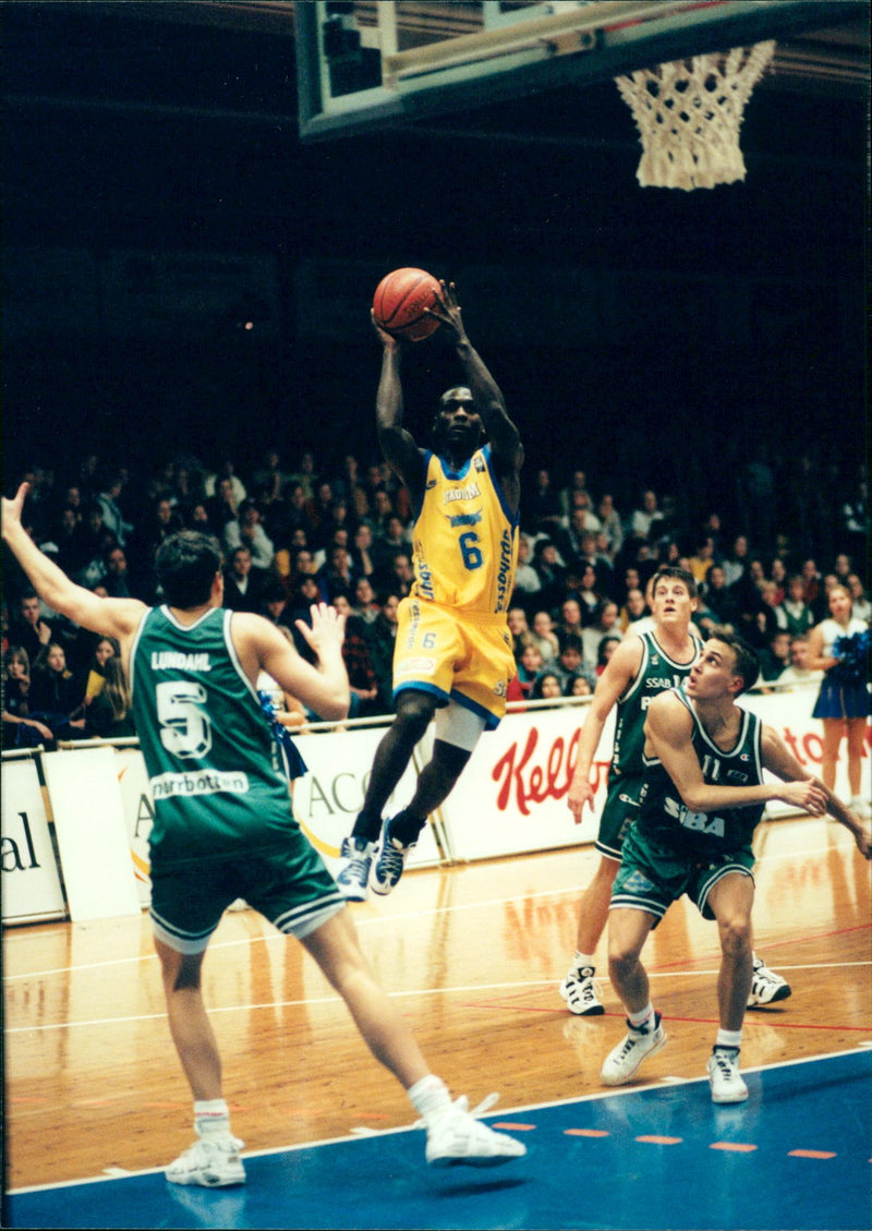 Ratt Hang. Solna's Donovan Williams measures a shot and Plannja's Vincent Lundahl can't step on him. - Vintage Photograph