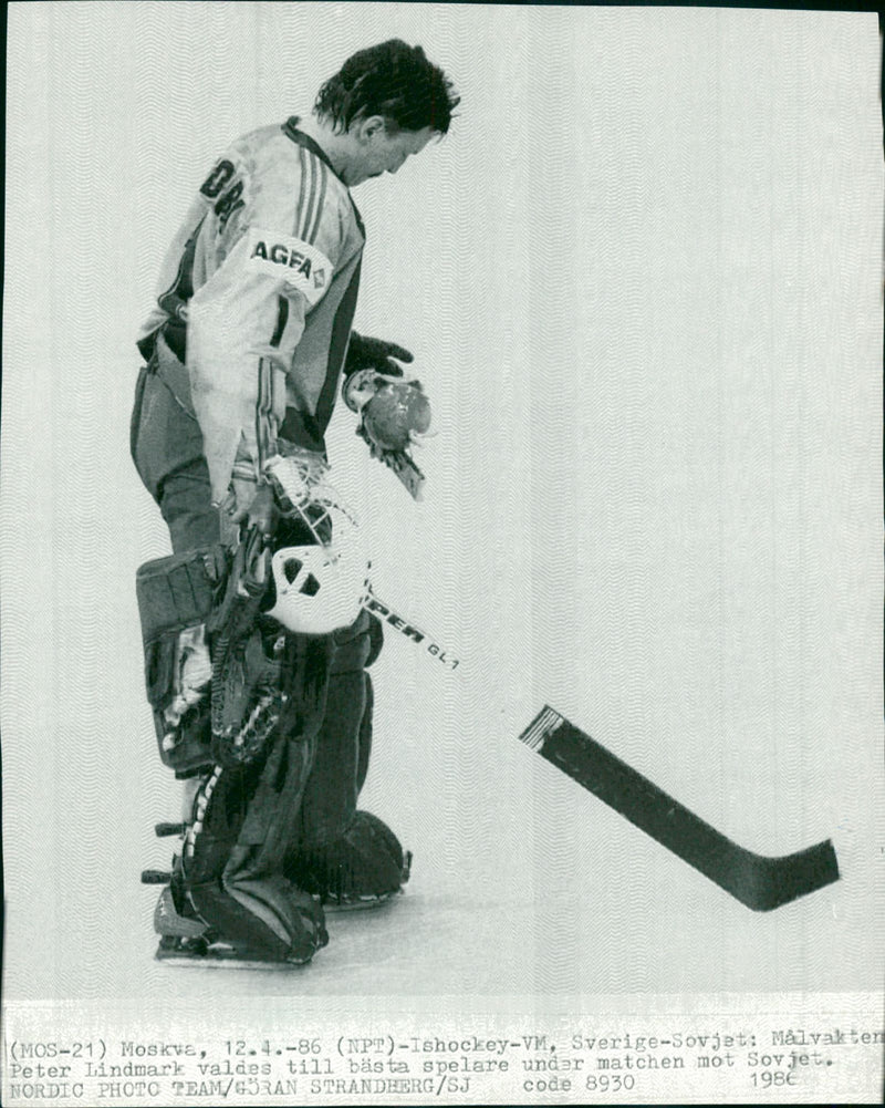 Swedish goaltender Peter Lindmark during a match against Soviet team - Vintage Photograph
