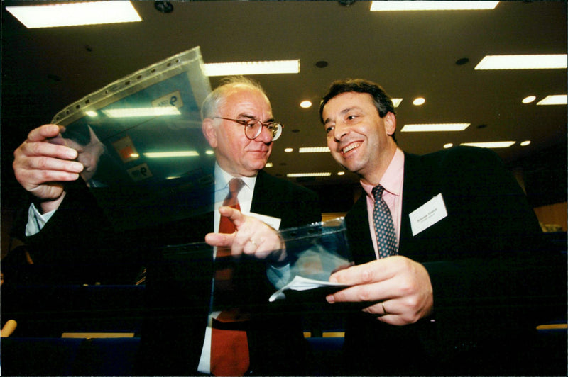 1999 SAMI MLAR TROGED TRAVELERS SIGNATURE DRIVER SWEDEN ENGLAND - Vintage Photograph