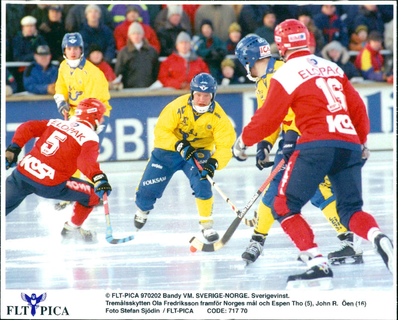 Bandy World Cup. Sweden-Norway, Sweden Victory. Three-goal shooter Ola Fredriksson in front of Norway's goal and Espen Tho (5), John R. Öen (16) - Vintage Photograph