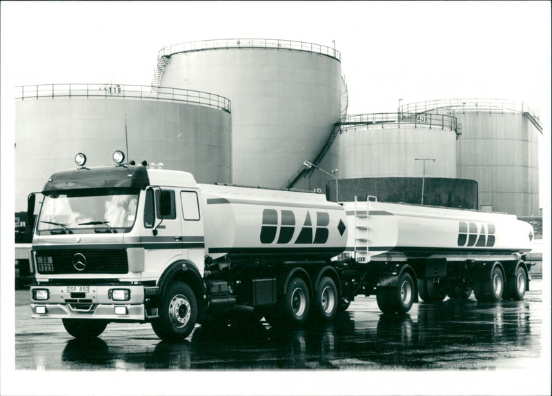 MERCED BILAT VAGS TEN VARAS TRUCKS COMMON WENT MERCEDES HANDLE INCREASINGL - Vintage Photograph