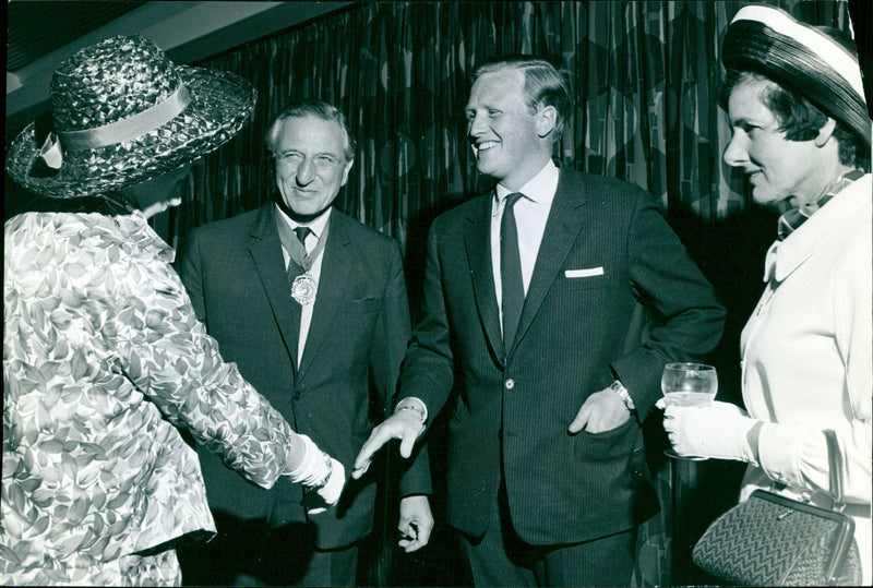 A winning Winston Churchill smile for the Lord Mayor of Norwich, Mrs. Jessie Griffiths, at the reception of the Norwich Chamber of Commerce. Also in the picture president Mr. L. E. Goodman with wife - Vintage Photograph