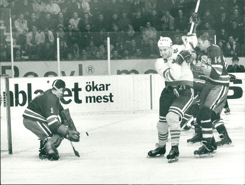 Ulf Sterner and Mike Curran, Ice hockey player. - Vintage Photograph