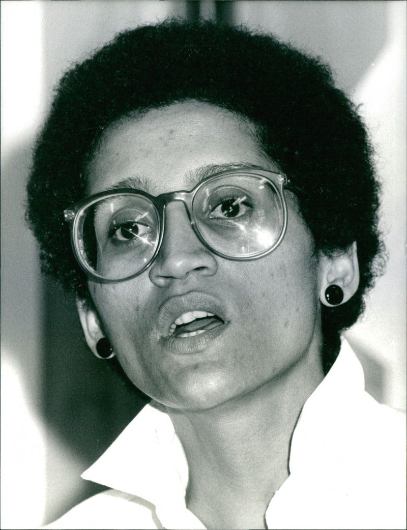 LEADER COUNTRY PRESS WRITER LINDA - Vintage Photograph