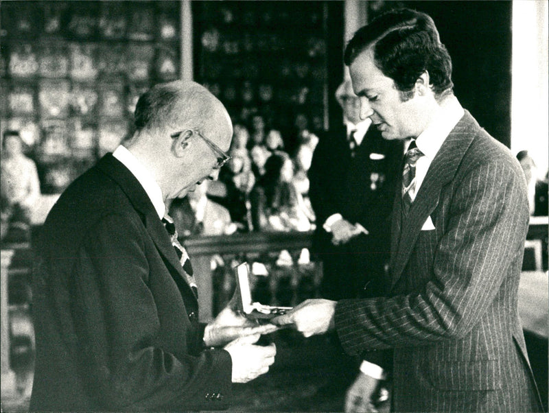 King Carl Gustaf hands over the Danish Animal Protection Association's medal to Hjalmar Mehr - Vintage Photograph