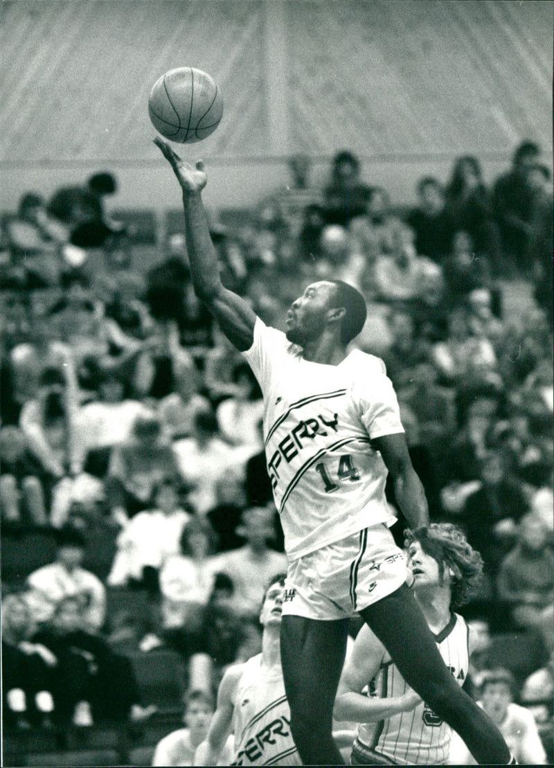 Reggie Hannah, Basketball Player. - Vintage Photograph
