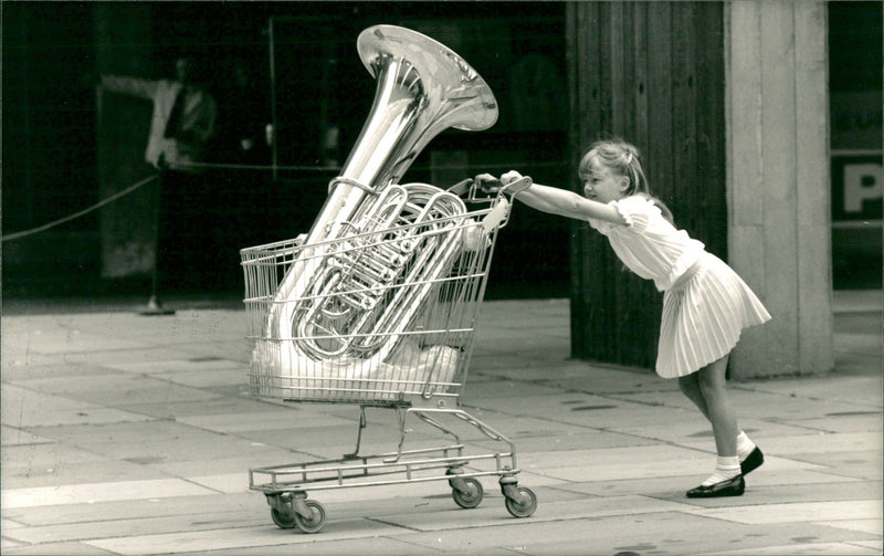 SEVENDAR NATIONAL THINGS BANK ARIES SCHOOL MATES CARRYING GOE MUSIC FESTIVAL - Vintage Photograph