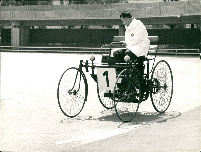 Cars : Old Cars, Daimler-Stahlradwagen-1889 - Vintage Photograph