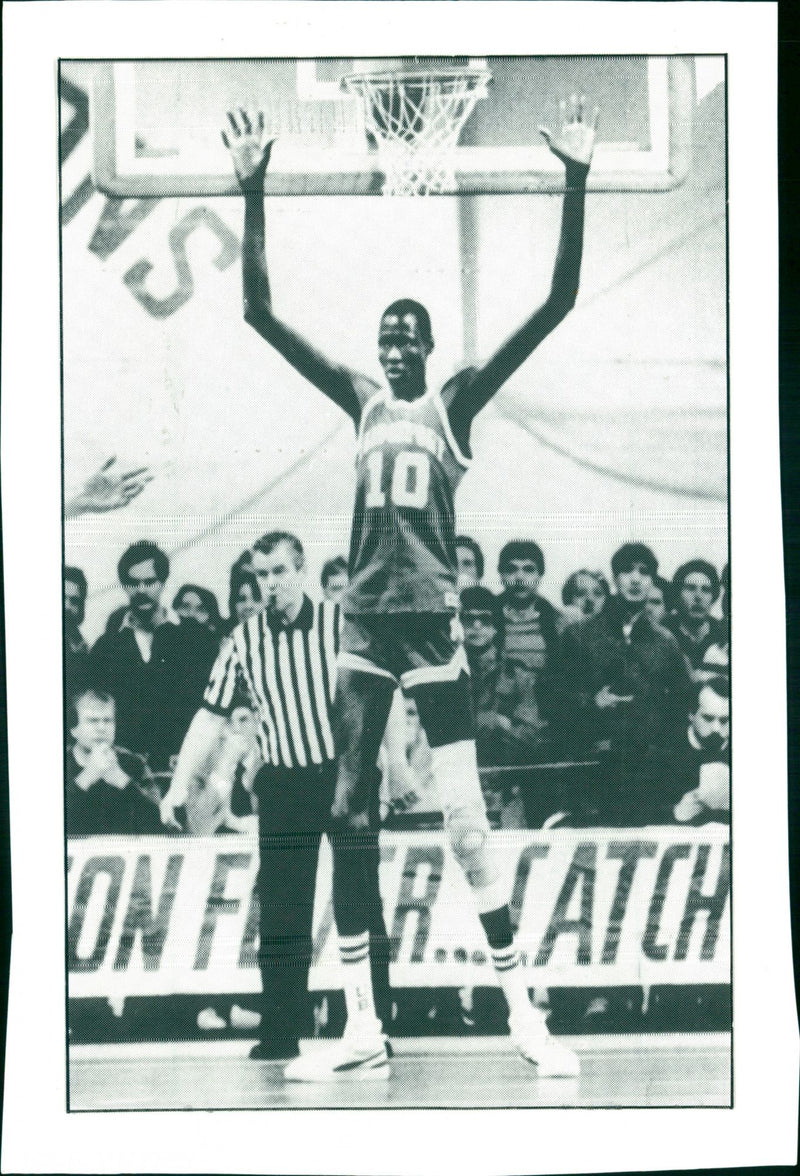 Manute Bol - Vintage Photograph