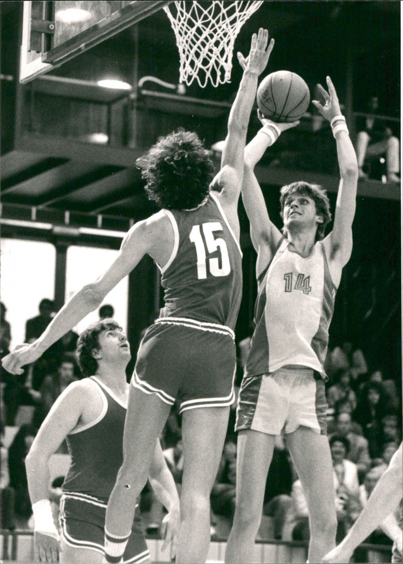 Basketball: double confrontation between Suisse and Suede. - Vintage Photograph