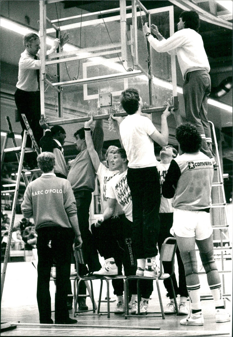 Basket: Baskethallar - Vintage Photograph