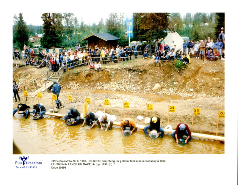 1996 SEURA SCURA SEUR PRESSFOTO HELSINKI SEARCHING GOLD TANK - Vintage Photograph