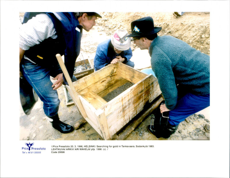 1996 SEURA SCURA SEUR PRESS PHOTO HELSINKI SEARCHING GOLD TANK - Vintage Photograph