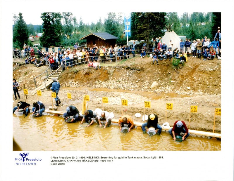 1996 SEURA SCURA SEUR PRESS PHOTO HELSINKI SEARCHING GOLD TANK - Vintage Photograph