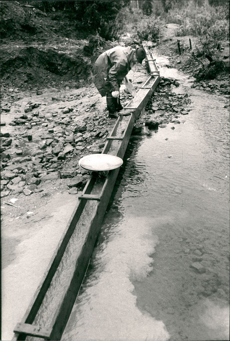 SEURA SCURA SEUR PRESS PHOTO HELSINKI SEARCHING GOLD TANK - Vintage Photograph