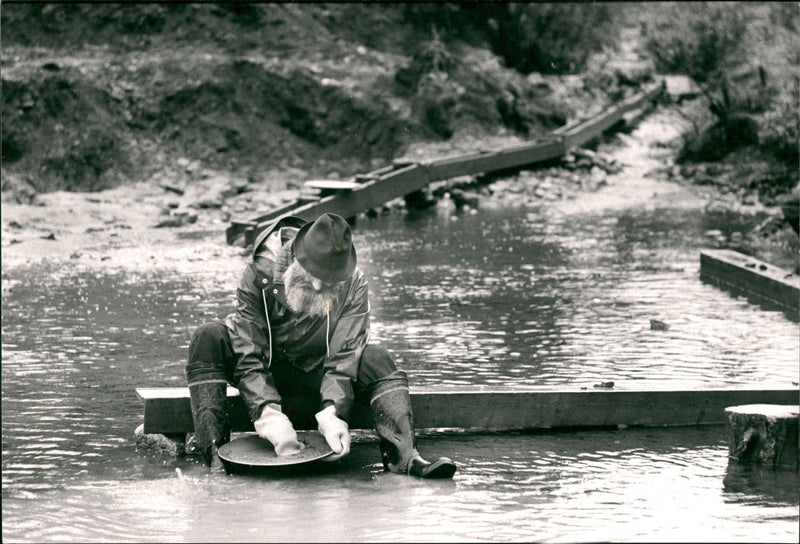 SEURA SCURA SEUR PRESS PHOTO HELSINKI SEARCHING GOLD TANK - Vintage Photograph