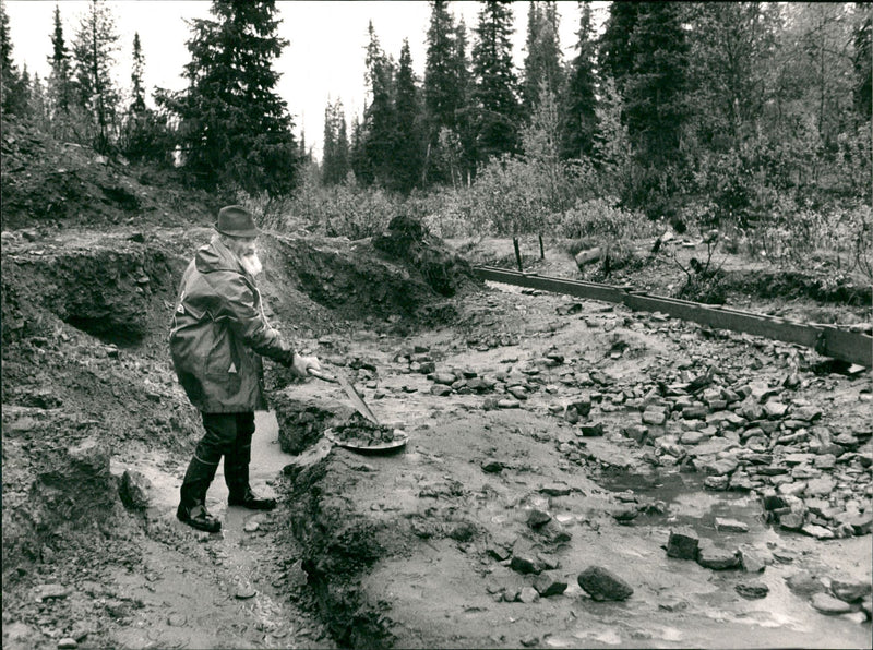 SEURA SCURA SEUR PRESS PHOTO HELSINKI SEARCHING GOLD TANK - Vintage Photograph