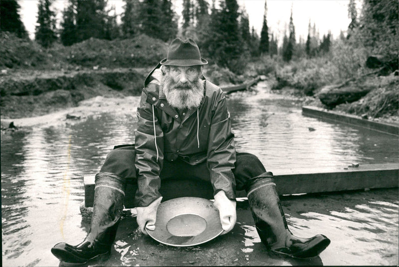 SEURA SCURA SEUR PRESS PHOTO HELSINKI SEARCHING GOLD TANK - Vintage Photograph