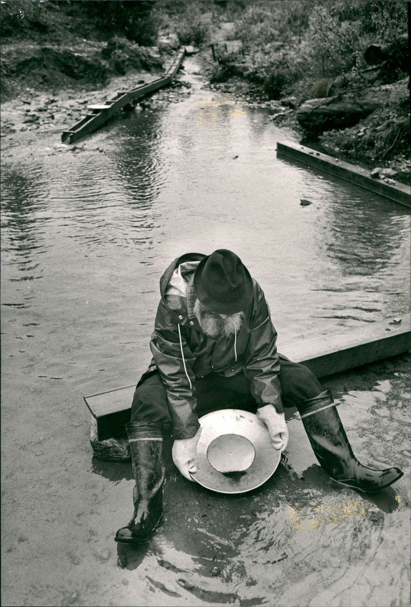 SEURA SCURA SEUR PRESS PHOTO HELSINKI SEARCHING GOLD TANK - Vintage Photograph