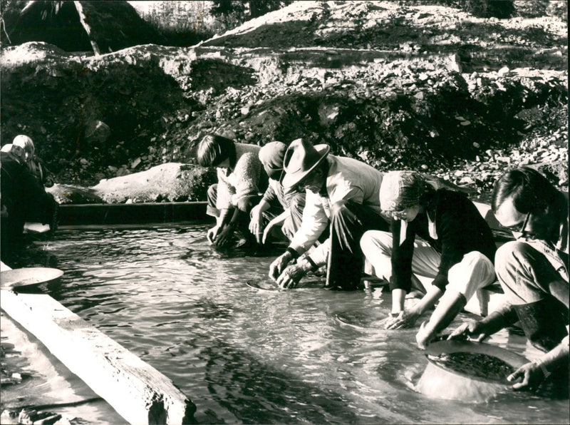 1981 SEURA SCURA SEUR PRESS PHOTO HELSINKI SEARCHING GOLD TANK - Vintage Photograph