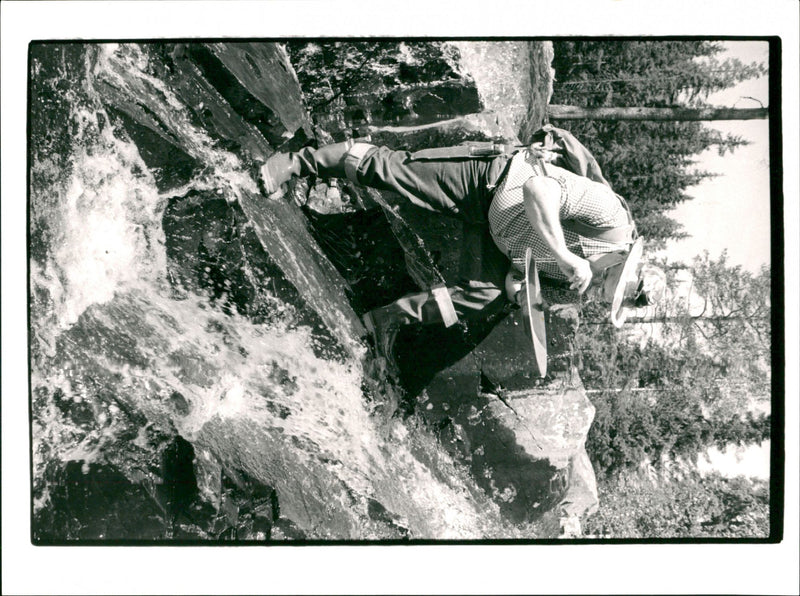 SEURA SCURA SEUR PICA PRESS PHOTO HELSINKI SEARCHING GOLD TANK - Vintage Photograph