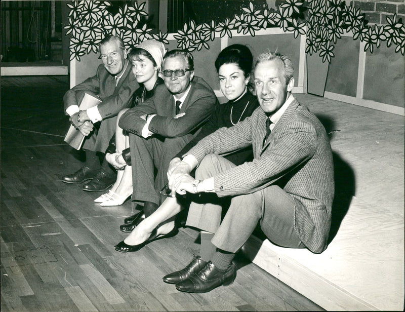 Caf Saeerhe Quintet makes a musical: Sigge Fürst, Anna Sundqvist, theater publisher Lars Schmidt, Christina Lindström and Jarl Kulle. at The Oscars Theater 1963 - Vintage Photograph