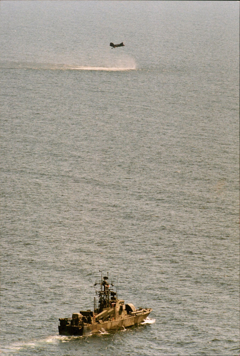 Submarine hunting by Moja. - Vintage Photograph
