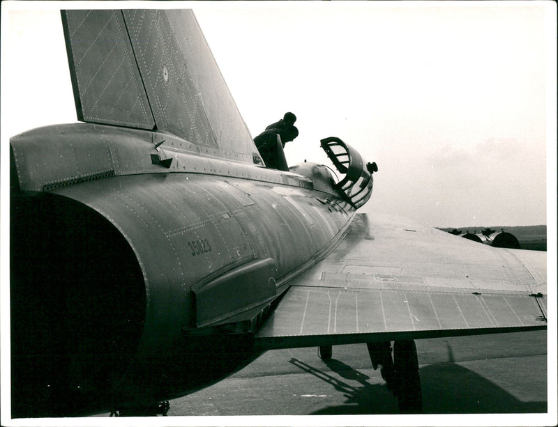 Defense: Air Force Dragon J35 etc. - Vintage Photograph