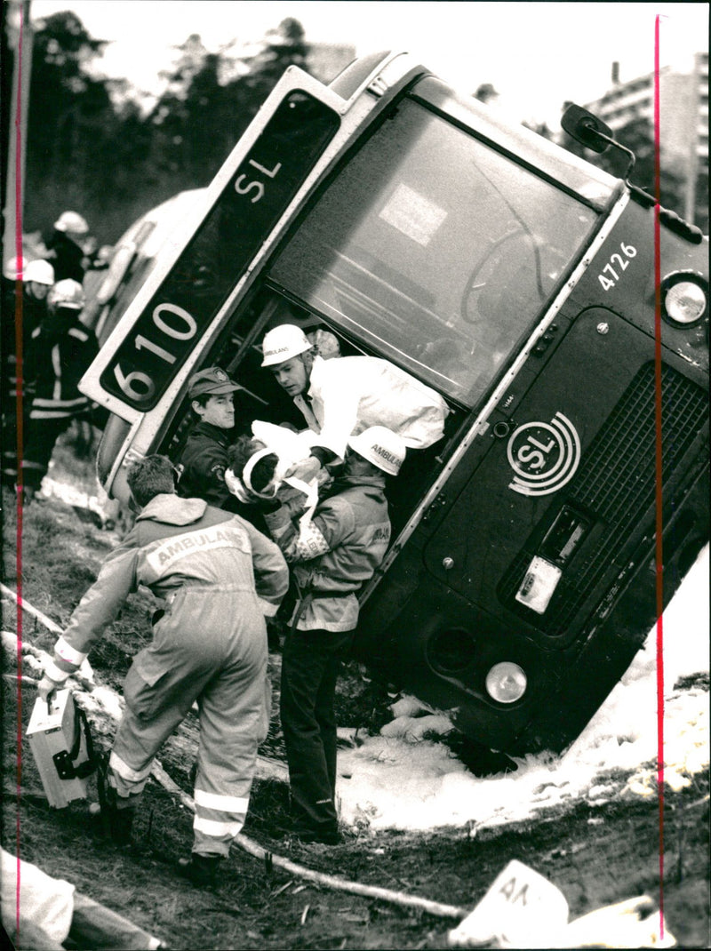 1989 AMBUL KET HIT DANDE OUT AND VERIFIED INJURED VOLVO CRO - Vintage Photograph