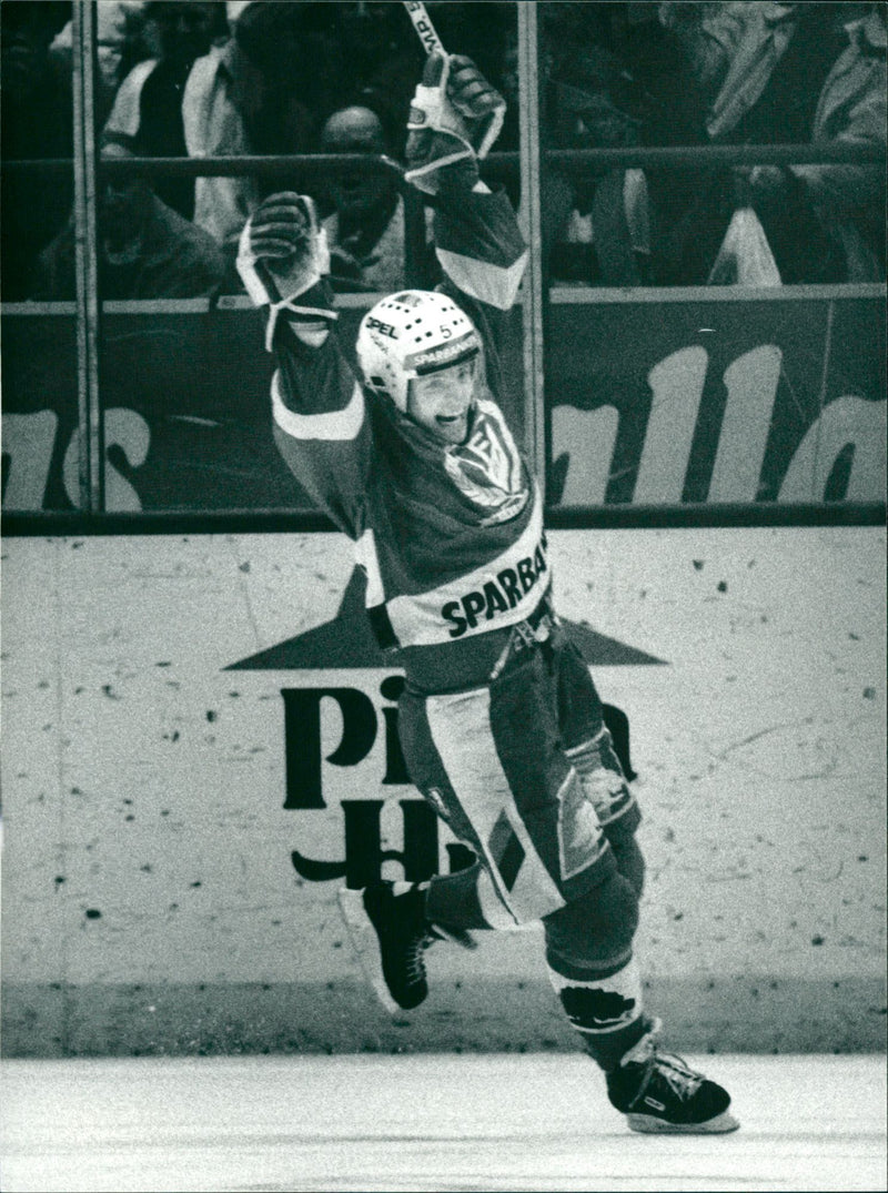 Hakan Loob, ice hockey player. - Vintage Photograph