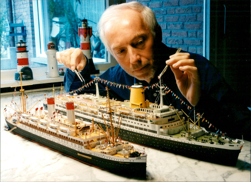 Small Ships Whole Grob. Small ship models made of cardboard are the great passion of Reinhard Nerlich from Hamburg-Harburg. - Vintage Photograph