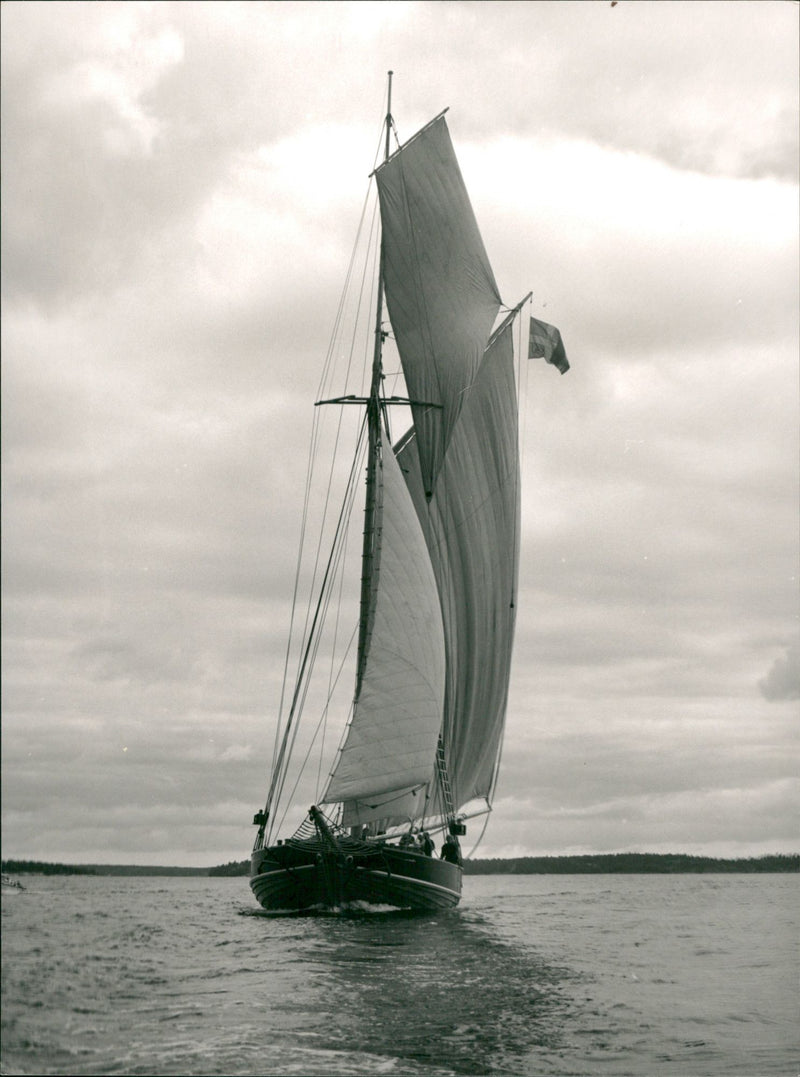 Sealing ships - Vintage Photograph