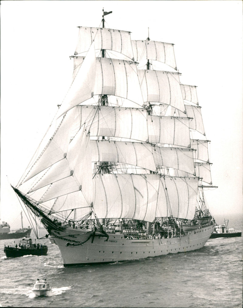 Sealing ships - Vintage Photograph