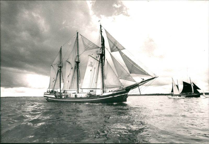 Sealing ships - Vintage Photograph