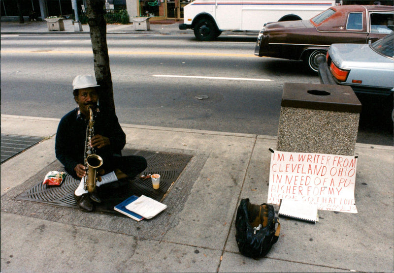 1993 PICA IMAGEFEATURED DESK BEGGARS STATES ACTION DELIV WRITER - Vintage Photograph
