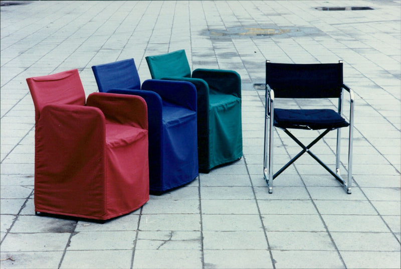 ENGLAND MARK LARGE CODE PITALBILD CHAIR BUILTIN STEREO MUSIC - Vintage Photograph