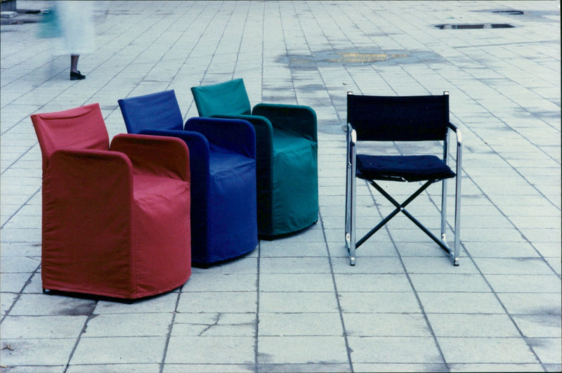 ENGLAND MARK LARGE CODE PITALBILD CHAIR BUILTIN STEREO MUSIC - Vintage Photograph