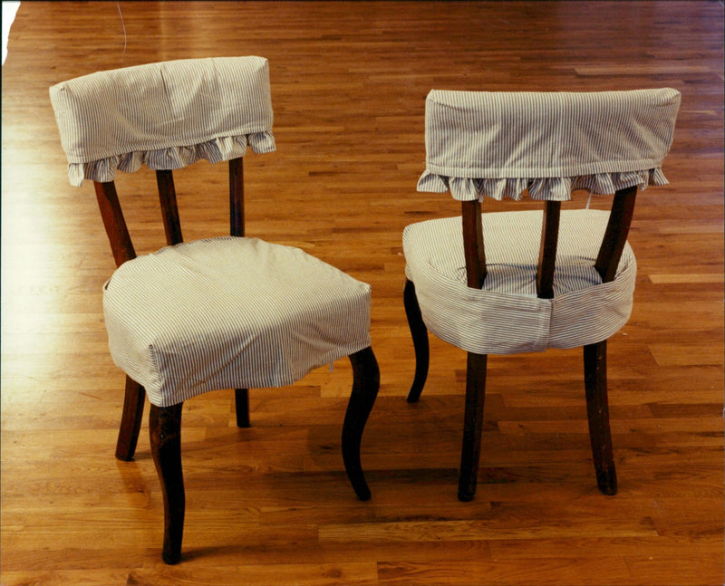 ENGLAND MARK LARGE CODE PITALBILD CHAIR BUILTIN STEREO MUSIC - Vintage Photograph