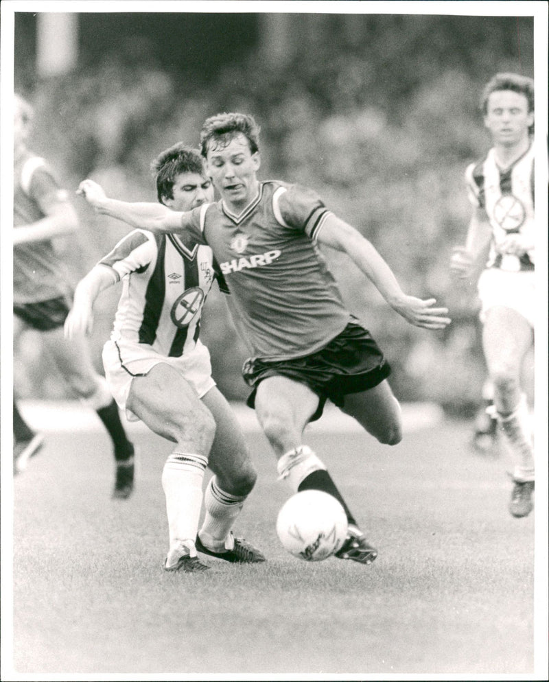 Bryan Robson (Manchester Utd.) And Steve MacKenzie (West Brom) - Vintage Photograph