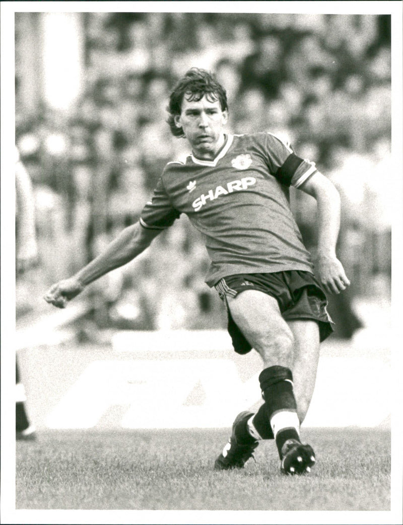 Bryan Robson, Manchester United - Vintage Photograph