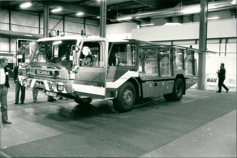 1984 VOLVO BILAN AND OFF SHOULD ENGLISH VADLD DAIBLADED PUBL - Vintage Photograph