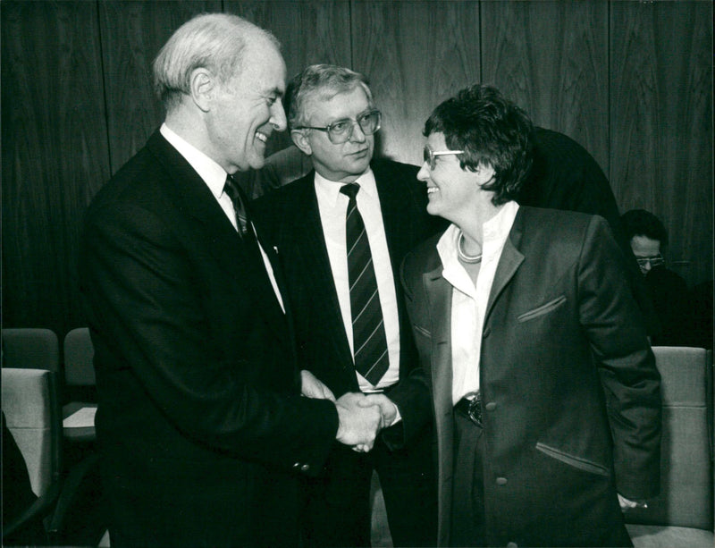 1988 SIMON S BANK VIED RITA DREGGER AFTER SITTING BLOOD - Vintage Photograph